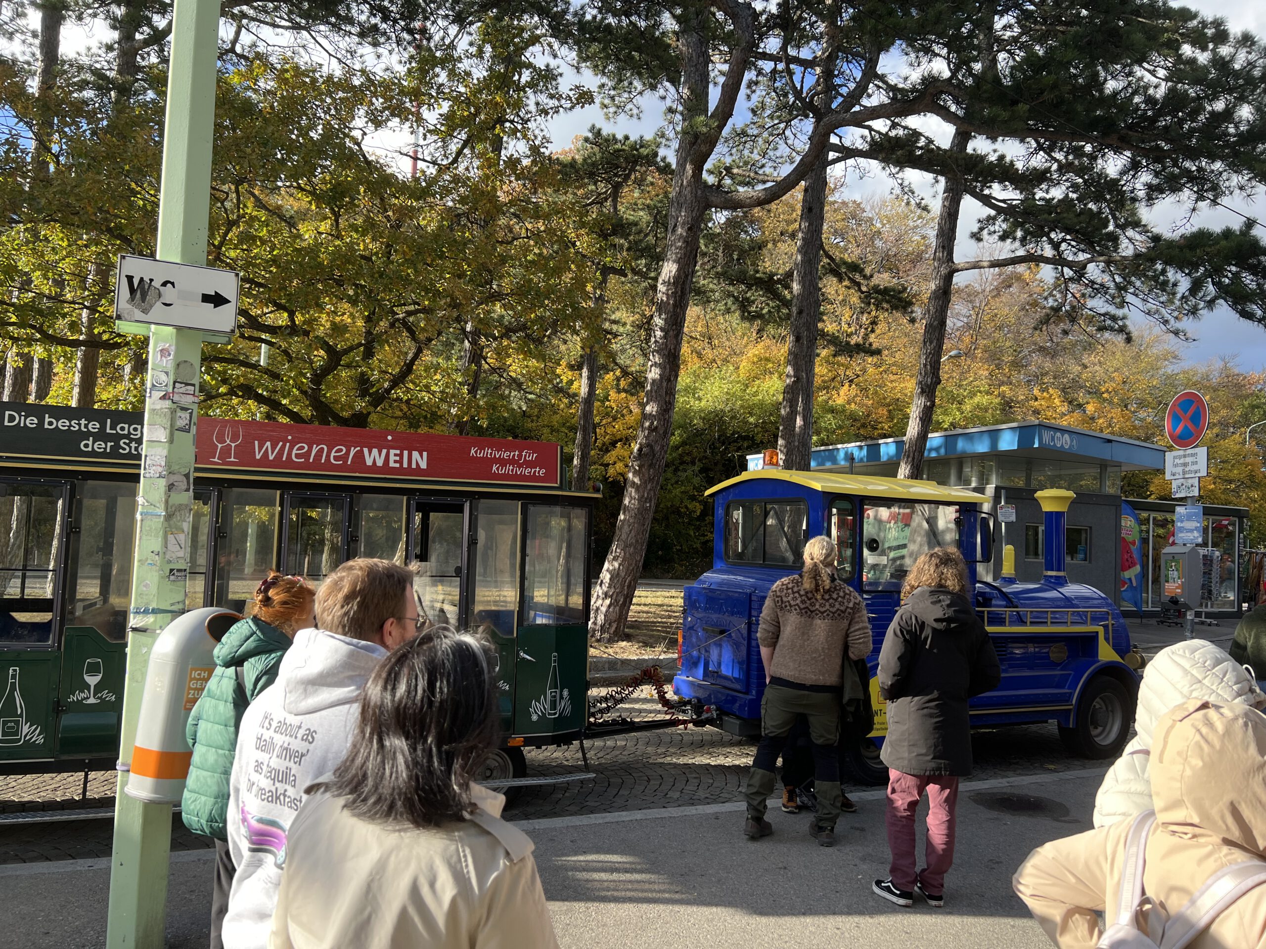Blau-gelber Heurigenexpress mit Anhänger am Kahlenberg in Wien